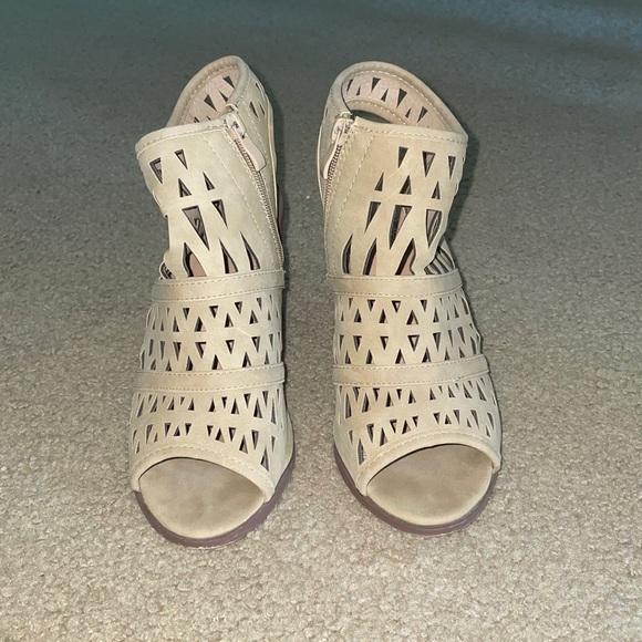 Heels - Picture 1 of 3